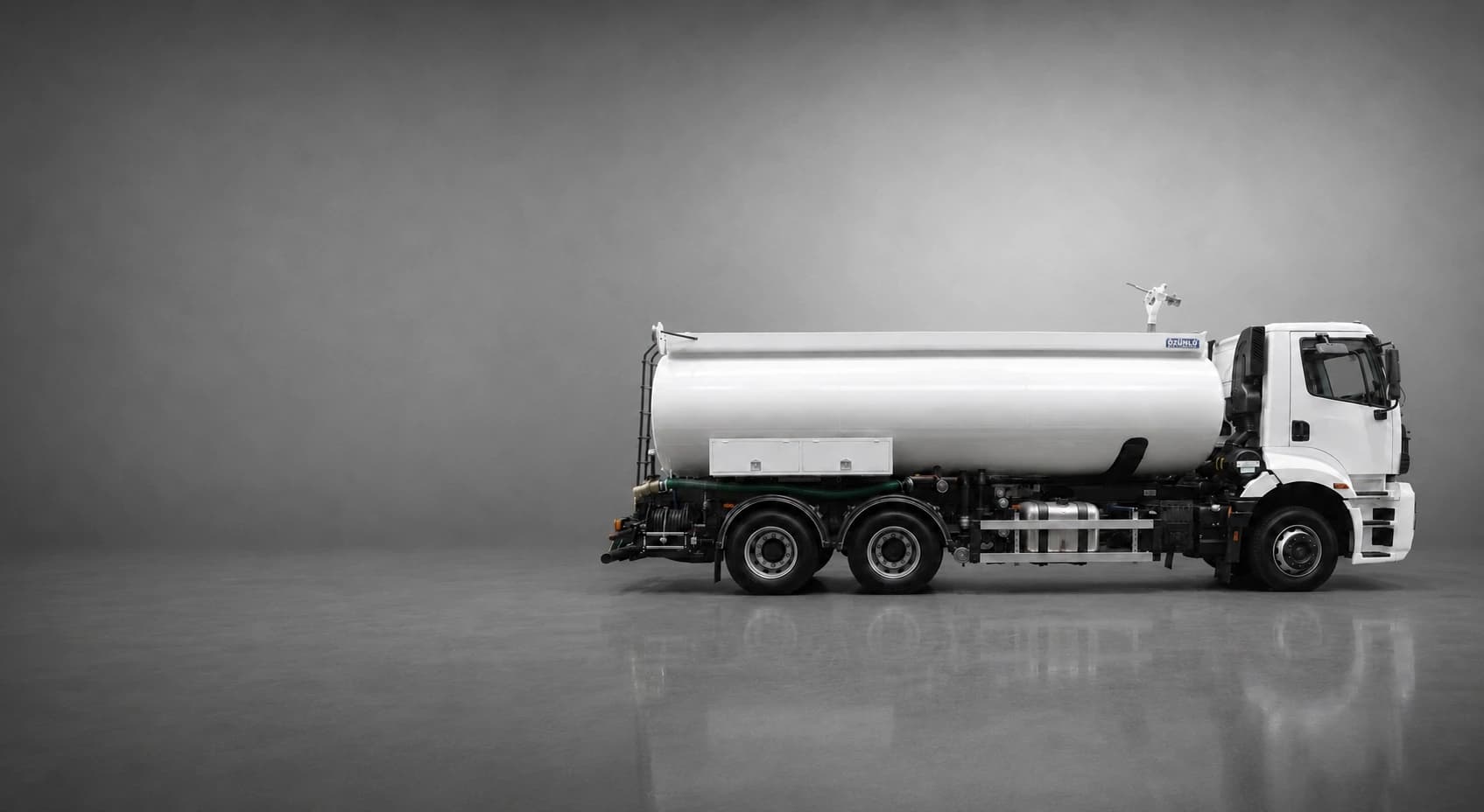 Özünlü beyaz tanker — stüdyo yan profil