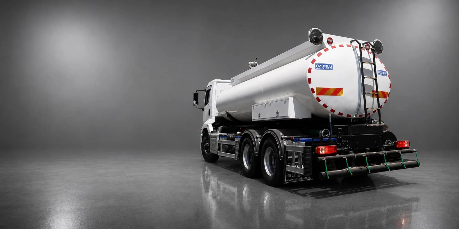 Özünlü beyaz tanker arka görünüm — yol sulama ve dağıtım barı