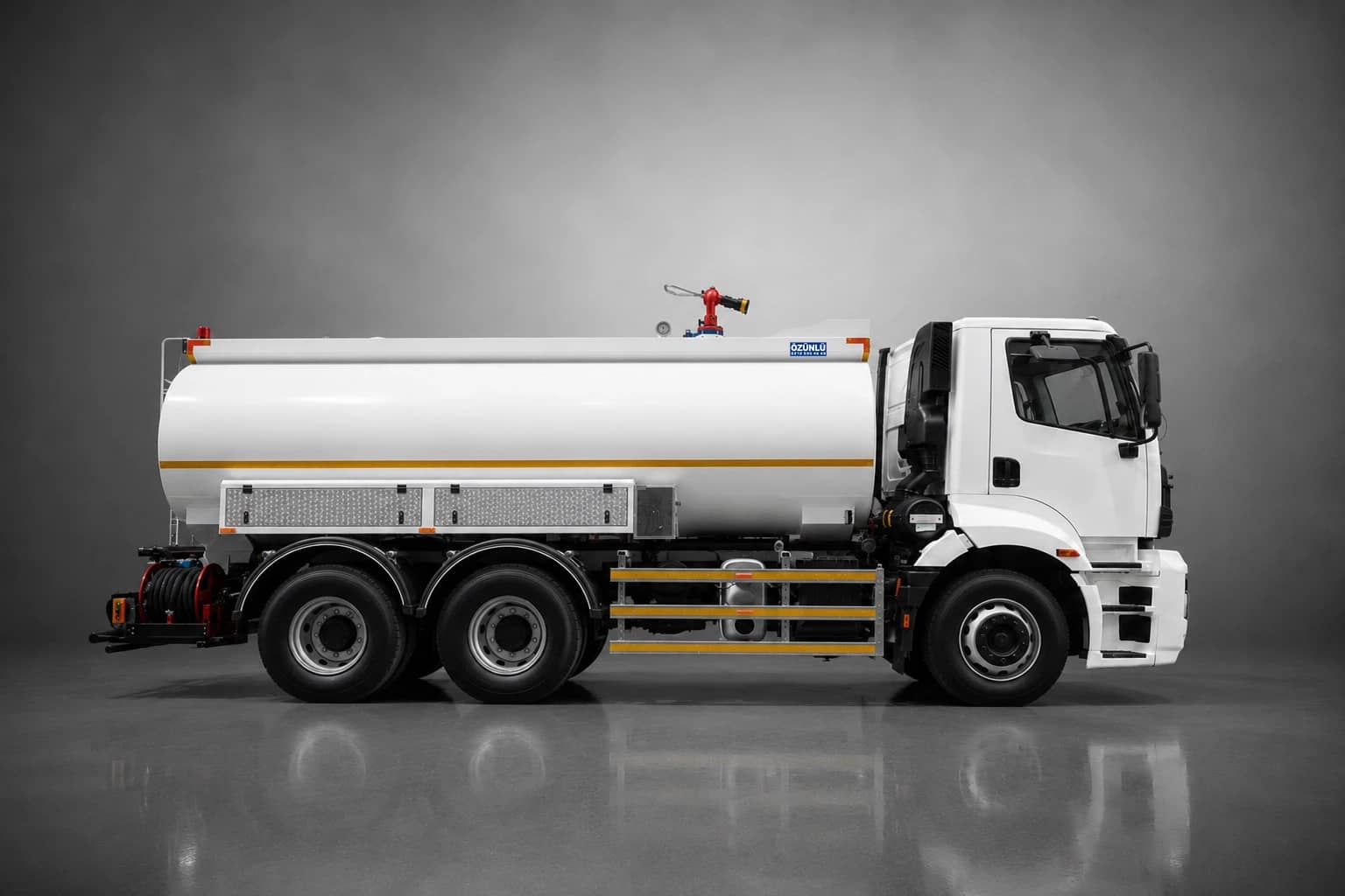 Özünlü beyaz tanker yan profil — su monitörü ve hortum donanımı